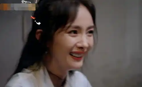  杨幂被逗笑后失去表情管理,一下没抗住近镜头,到底是孩子妈了