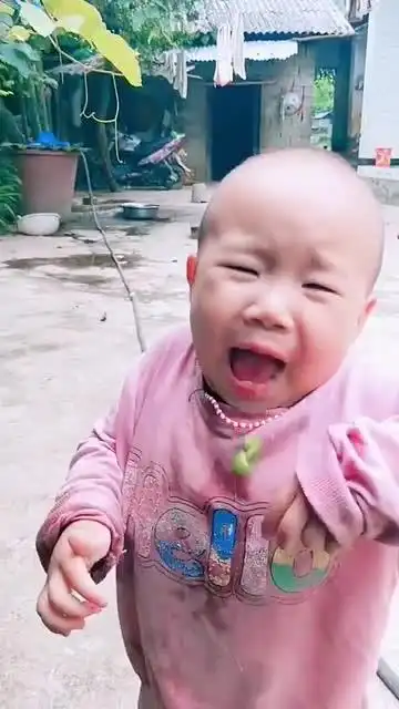  爸爸给儿子吃酸葡萄,宝宝的表情说明了一切