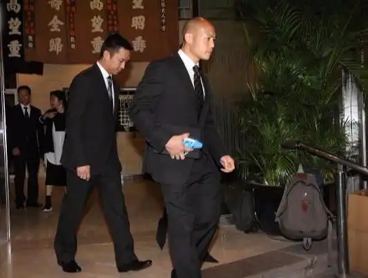  曾祖曾是香港船王,祖父靠地产再赚千亿,却只允许他每年花2400万