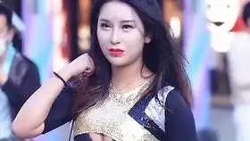  街拍日常穿搭美女,小姐姐专注盯着手机这表情有点郁闷啊