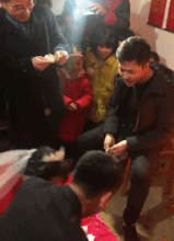  爆笑gif图这位大妹子,就算是在宿舍,你也不能这么糟蹋窗帘啊