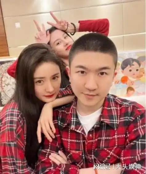 杨幂和张大大一众好友聚餐,两人身穿情侣装,亲密拍照好暧昧 杨幂和张大大一众好友聚餐,两人身穿情侣装,亲密拍照好暧昧