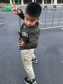  胡可晒一家四口合影,安吉表情呆萌,小鱼儿剪刀手成亮点