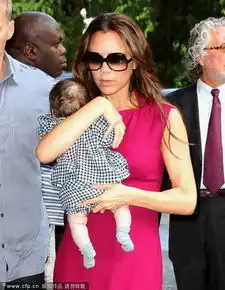 贝嫂怀抱爱女小七外出 贝嫂怀抱爱女小七外出