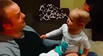  双胞胎姐弟看见爸爸刮掉胡须之后,他们脸上表情是这样的