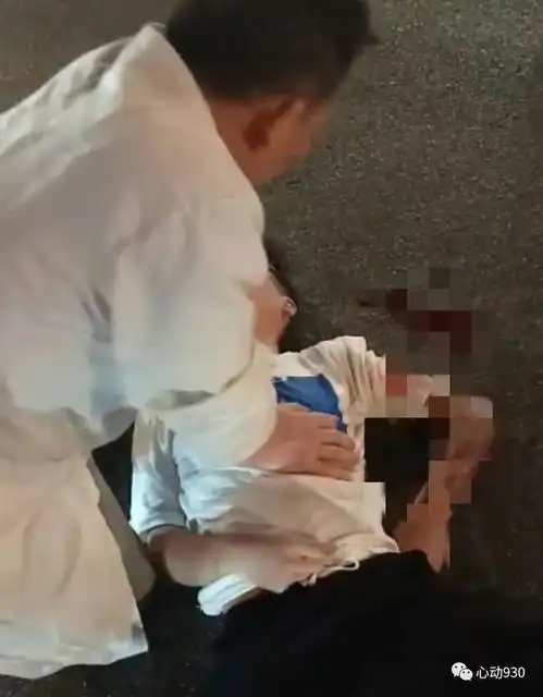  泪目凯里一医生拼命救人后,身体几乎虚脱
