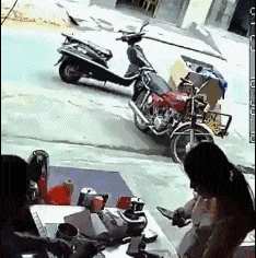 搞笑gif你这么摇头摆尾的,你的老师知道吗