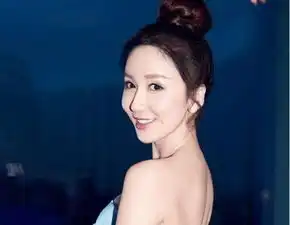  某网红晒与爱情公寓主演的合影,网友这才是真正的颜值爆表