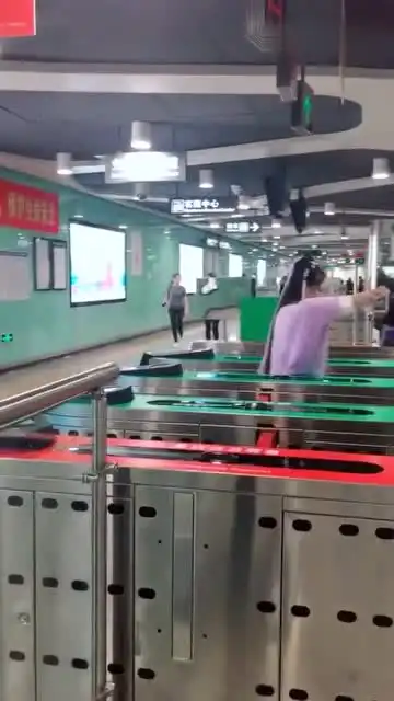 搞笑打招呼表情动态图姑