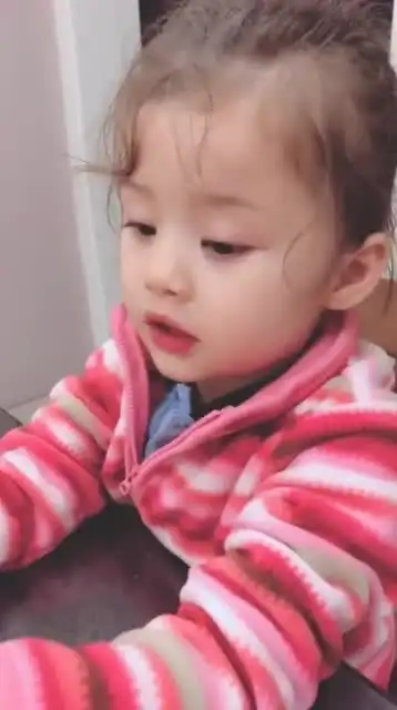  混血女娃要成精,竟这样套路妈妈换苹果,网友颜值满分