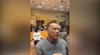  72岁施瓦辛格出席活动遇袭,袭击者从背后飞踹