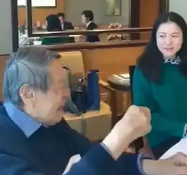  96岁杨振宁和42岁老婆现身餐厅,看到翁帆的表情绝对是真爱
