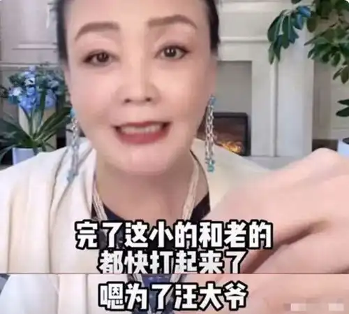  汪小菲带父亲回台湾,汪爸被s妈亲密搭肩表情微妙,网友心疼张兰