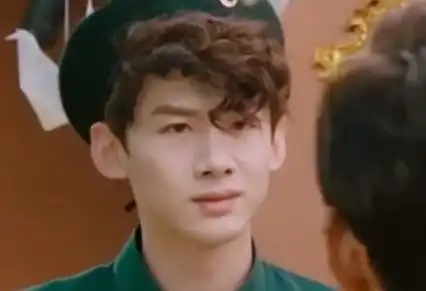  白敬亭怎么老像被人打了一样,湖南卫视的cody内斗...