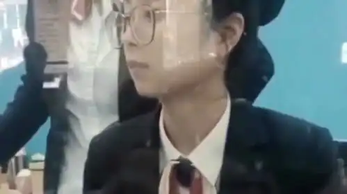  去银行取钱,柜台小姐姐看到余额后的这个表情,到底是啥意思