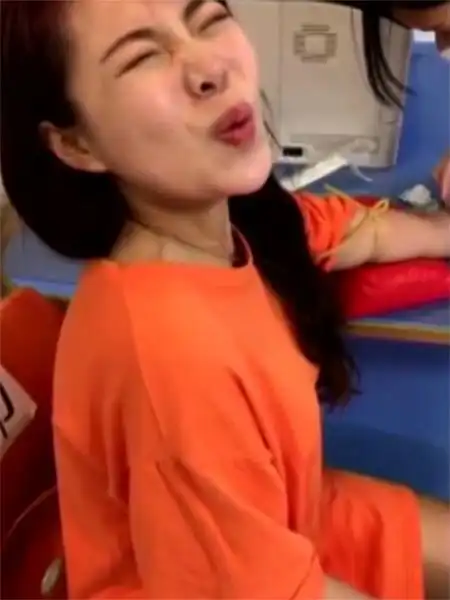  这些美女的痛苦表情