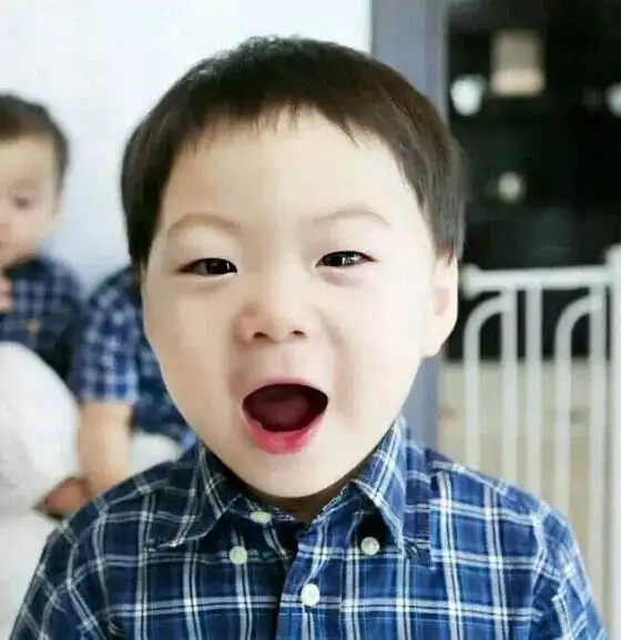  宋家三胞胎泰立方这些表情包都长这么大了