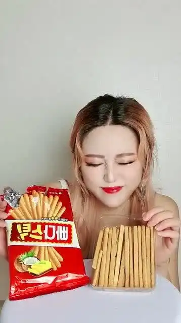  韩国网红小姐姐,吃个饼干,表情好丰富