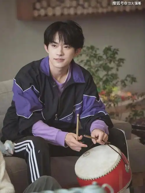  易烊千玺晒出泥塑作品,发出灵魂提问,画风清奇像表情包