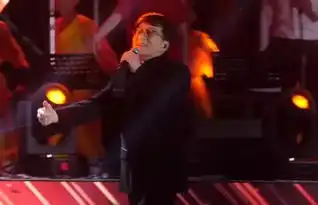  成龙大哥登台表演,被人飞踹一脚,网友笑称,又有新表情包啦舞台