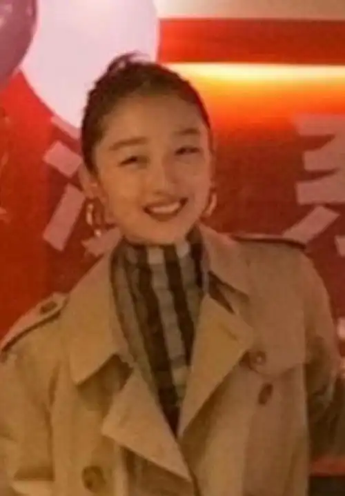  周冬雨参加同学聚会,大手笔包大家吃喝,合照太开心笑出表情包