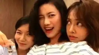  蔡依林与姐妹淘气挖鼻孔翻白眼自拍这些明星的搞怪自拍你看过吗