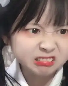  这个嫌弃脸的小姐姐是谁啊