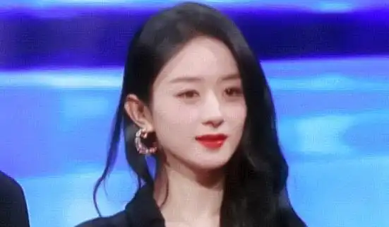  五官精致有多重要袁冰妍赵丽颖再度撞衫,这次不是年纪小就能赢