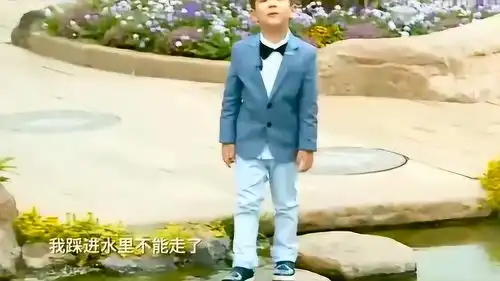  太可爱了嗯哼踩石头过河不慎落水,尴尬的小表情让霍思燕大笑