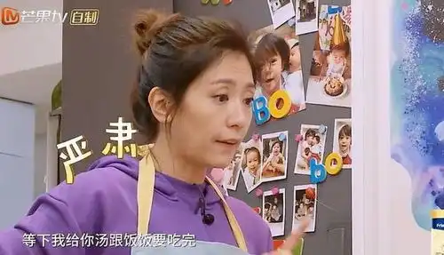  咘咘偷吃饼干,大眼睛一直盯着妈妈,被发现后,小表情真是太萌了