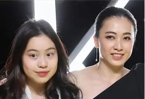  甘比带刘秀桦参观艺术展,淡妆出镜气质好,和村上隆开心合照