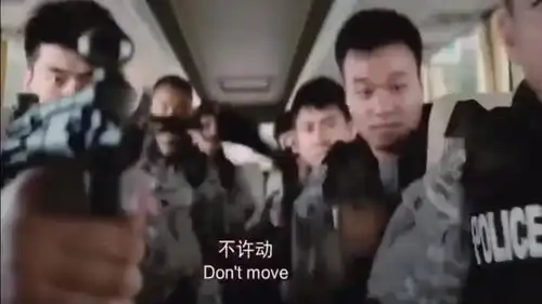  劫匪大白天打劫客车,车上却坐着一群特种兵,劫匪当时就认怂了