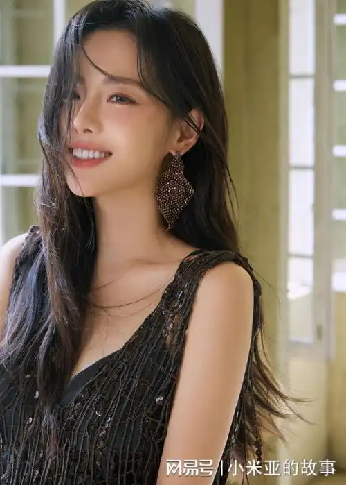  张嘉倪晒活动照宣告复出,妆造绝美超养眼,嘟嘴卖萌心情好到飞起