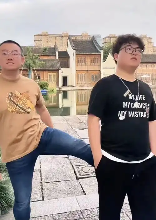  45岁主持人涂磊引争议,拍视频踢腿使劲踹壮汉,表情凶狠瞪大双眼