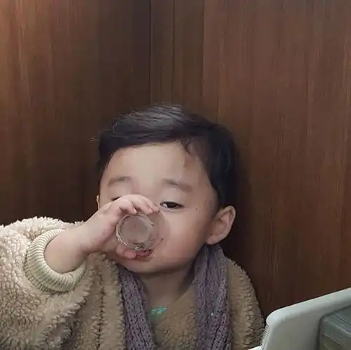  继假笑男孩权律二之后,为大家隆重介绍我表情包里的全新怪小孩