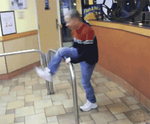 搞笑gif趣图我就想洗个手怎么就那么难呢 搞笑gif趣图我就想洗个手怎么就那么难呢