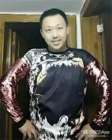  这小伙的迷之微笑简直可以打败尔康的表情包
