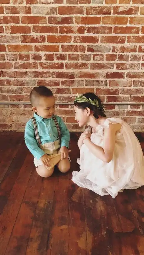  奥莉当婚礼花童美如小仙女,但与弟弟合照一秒破功表情搞怪