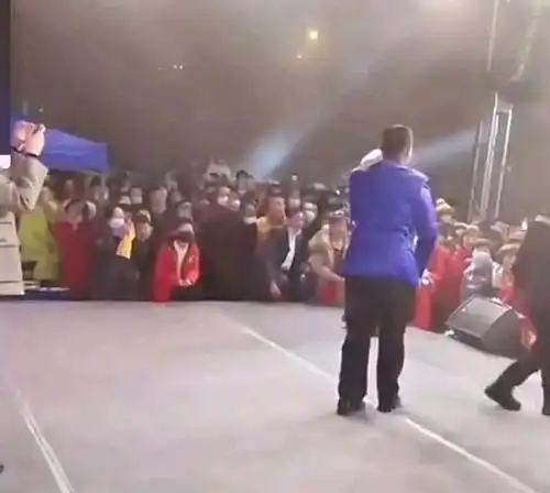  大衣哥现身商演捞金,90度弯腰鞠躬真诚致谢,观众嘲讽太会表演了