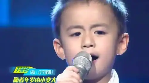  超萌二宝于逸驰演唱小小少年,酷酷的表情太招人喜欢了