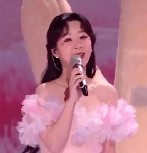  杨紫面部肿胀似发面馒头,脸部僵硬没有表情,疑似整容失败