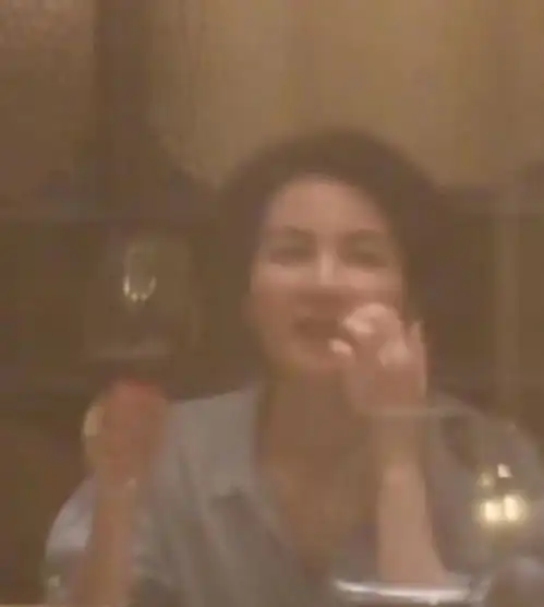  52岁王菲现身商场被偷拍表情严肃瞪着镜头,男伴贴心帮忙按电梯