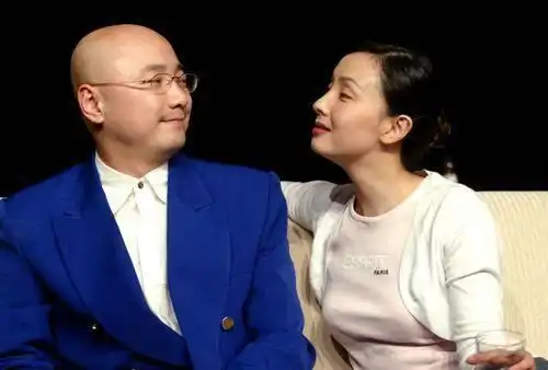  徐峥10岁女儿机场耍脾气两度拒绝陶虹牵手,表情酷到没朋友