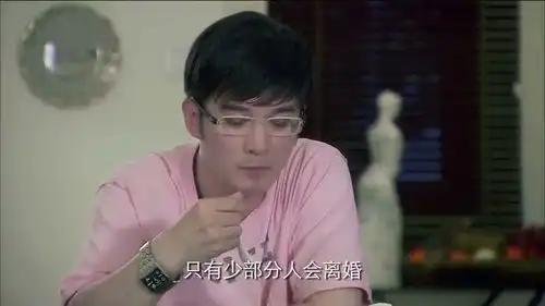  美女一直在说丈夫背叛家庭的故事,男子听了表情却很怪异