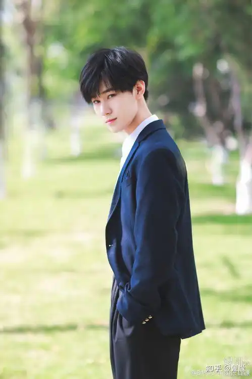  贺峻霖开车稳的张真源都睡着了张真源驾车,贺峻霖说他开车吓得我腿都软了,太搞笑了吧