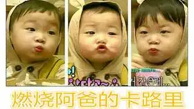  拥有两个大热狗的小孩瞬间幸福