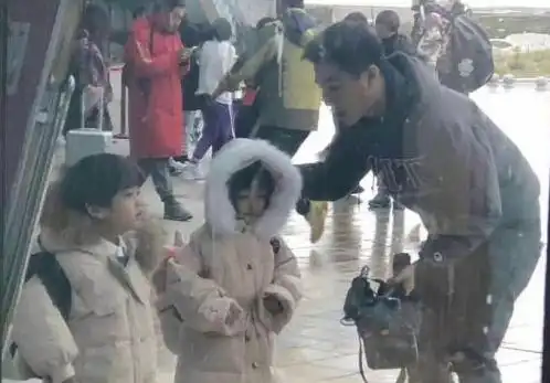  爸爸去哪儿6将开播这对行走的表情包父女获网友大力支持