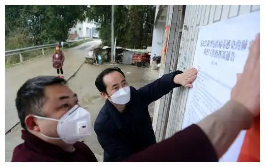  父亲病故强忍悲痛坚守疫线,他的身影让人泪目