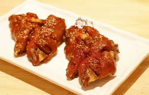  外国人目睹中国人吃这种美食的过程,露出一副没见识的表情