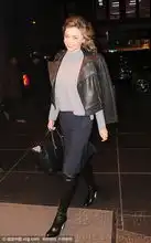 又来表情包米兰达被风吹乱发依旧露迷人微笑